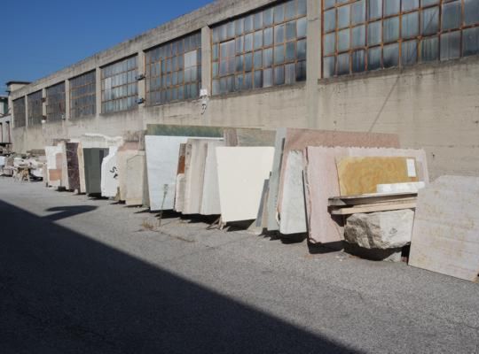 
Vista del deposito di marmi impiegati dalla ditta Savoia Mario & Pietro per la realizzazione di caminetti classici.