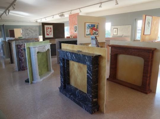 Vista della sala mostra della ditta Savoia Mario & Pietro produttrice di caminetti in marmo.